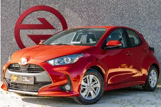 TOYOTA Yaris 1.5 Hybrid Active / Camera / Stoel + Stuur Verwarming / Apple Carplay / Climate Control / Cruise Control Adaptief / Lane Assist / 15 Inch LM